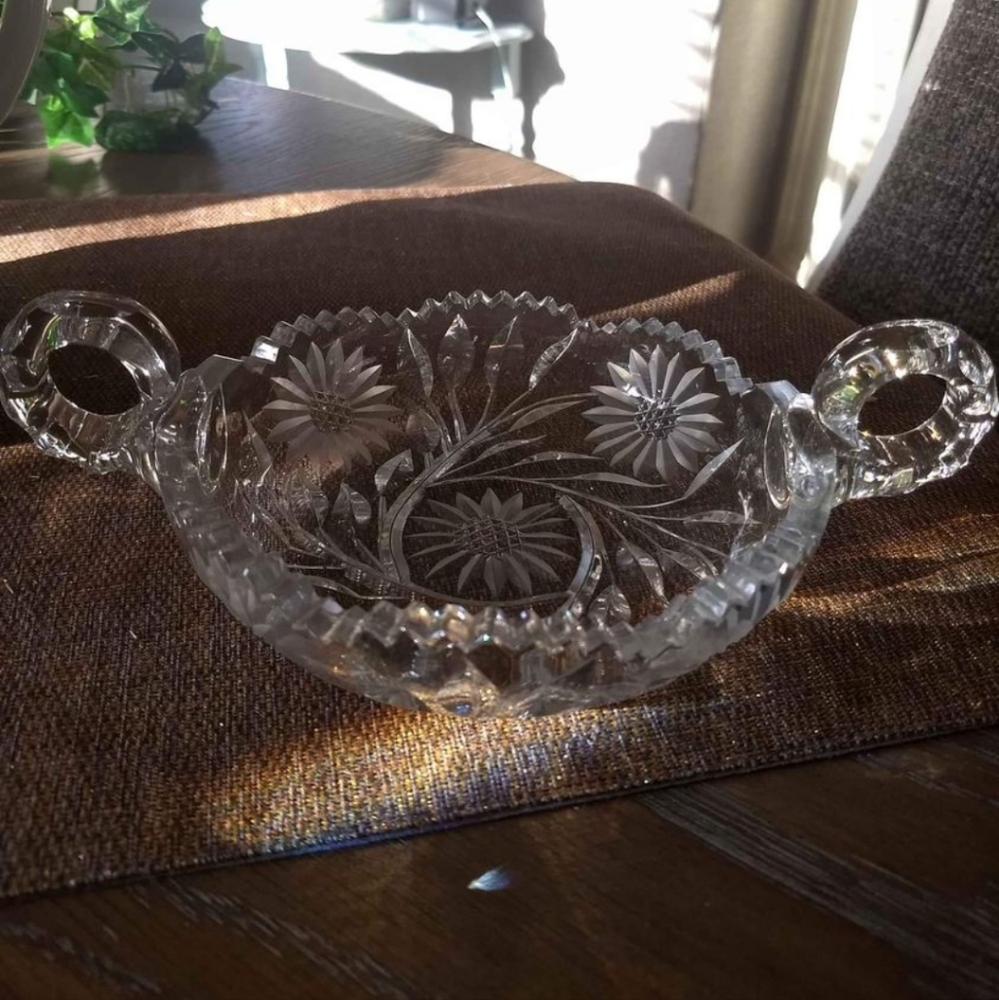 Absolutely beautiful crystal dish. This can be used for so many things.